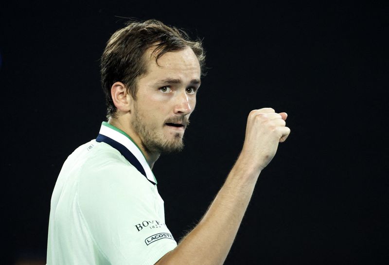 &copy; Reuters. Daniil Medvedev vibra durante partida contra Stefanos Tsitsipas no Aberto da Austrália
28/01/2022 REUTERS/Asanka Brendon Ratnayake