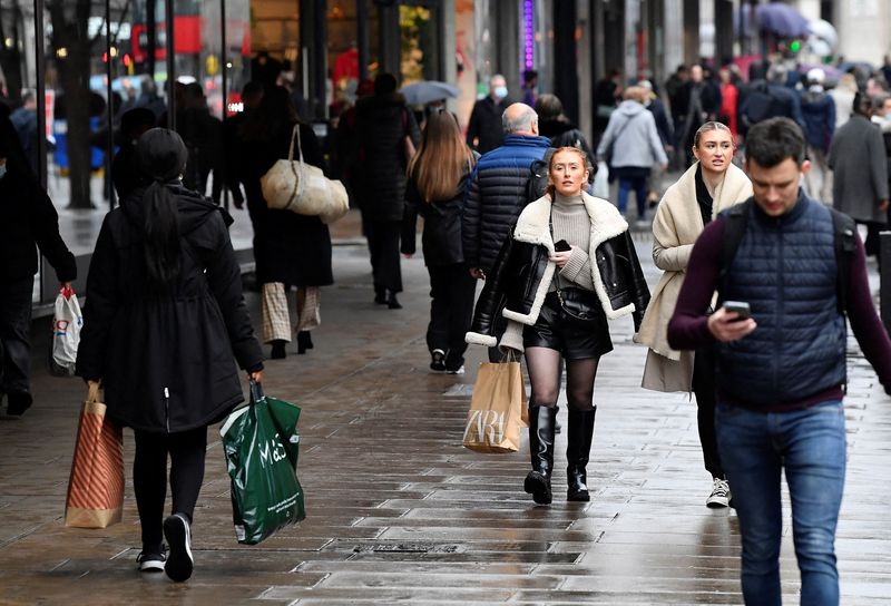 &copy; Reuters. FILE PHOTO: Shoppers walk on Oxford Street, as rules on wearing face coverings in some settings in England are relaxed, amid the spread of the coronavirus disease (COVID-19) pandemic, in London, Britain, January 27, 2022. REUTERS/Toby Melville