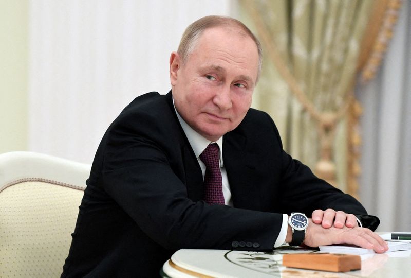 &copy; Reuters. Le président russe Vladimir Poutine (photo) a déclaré vendredi lors d'un entretien téléphonique avec son homologue français Emmanuel Macron que les réponses avancées par l'Otan et les Etats-Unis sur ses préoccupations en matière de sécurité n'