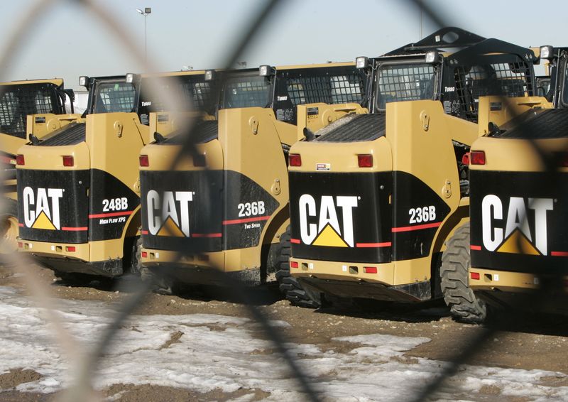 &copy; Reuters. A line of Caterpillar skid steers are seen at a dealer in Denver, Colorado January 26, 2007. Caterpillar Inc. said on Friday its net quarterly profit rose 4.3 percent, helped by increased sales of engines and other machinery, and it stuck by its full year