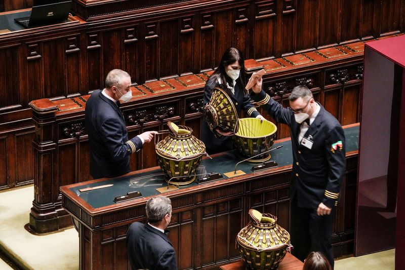 © Reuters. عملية فرز الأصوات في البرلماني الإيطالي في روما يوم الجمعة. صورة من ممثل لوكالات الأنباء. 