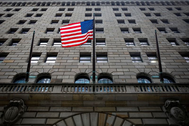 &copy; Reuters. FILE PHOTO: The U.S. flag flies outside The Federal Reserve Bank of New York in New York City, U.S., October 12, 2021.  REUTERS/Brendan McDermid