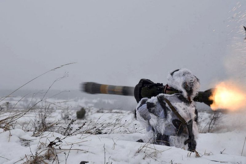 © Reuters. A Ukrainian service member fires a next generation light anti-tank weapon (NLAW) supplied by Britain during drills at Ukraine's International Peacekeeping Security Centre near Yavoriv in the Lviv region, Ukraine, January 28, 2022. Ukrainian Defence Ministry/Handout via REUTERS