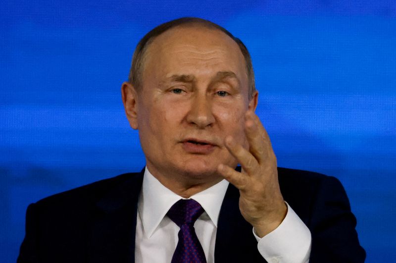 © Reuters. الرئيس الروسي فلاديمير بوتين يتحدث في موسكو يوم 23 ديسمبر كانون الأول 2021. تصوير رويترز.