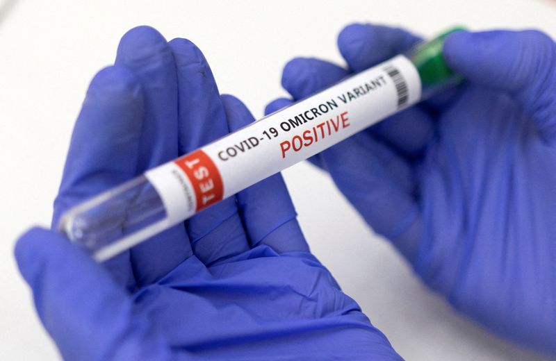 &copy; Reuters. Imagen de archivo ilustrativa de un un tubo de ensayo con la etiqueta "Variante ómicron COVID-19 positivo" tomada el 15 de enero, 2022. REUTERS/Dado Ruvic/Ilustración