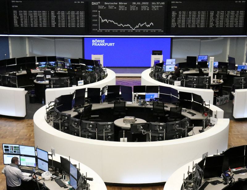 &copy; Reuters. Les Bourses européennes terminent en baisse. À Paris, le CAC 40 a terminé en repli de 0,82%. Le Footsie britannique a perdu 1,17% et le Dax allemand a reculé de 1,32%. /Photo prise le 28 janvier 2022/REUTERS/Staff