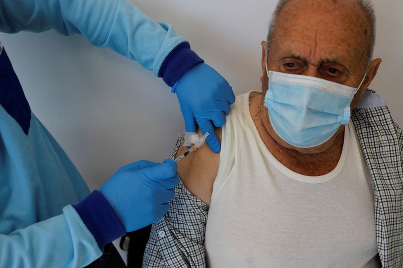 &copy; Reuters. FOTO DE ARCHIVO: Un hombre recibe una dosis de la vacuna de COVID-19 en Ronda, provincia de Málaga, Andalucía, España, 10 de noviembre de 2021. REUTERS/Jon Nazca