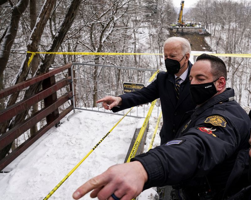 &copy; Reuters. １月２８日、バイデン大統領は看板政策のインフラ投資計画の詳細を発表するためペンシルベニア州ピッツバーグを訪問した。バイデン大統領が現地入りする数時間前には老朽化した橋が倒