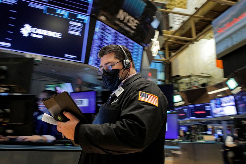 &copy; Reuters. Les trois indices de la Bourse de New York ont fini en net rebond vendredi. Le Dow Jones a gagné 1,65%, le S&P-500, plus large, a pris 2,43% et le Nasdaq Composite a avancé de son côté de 3,13%. /Photo prise le 26 janvier 2022/REUTERS/Brendan McDermid