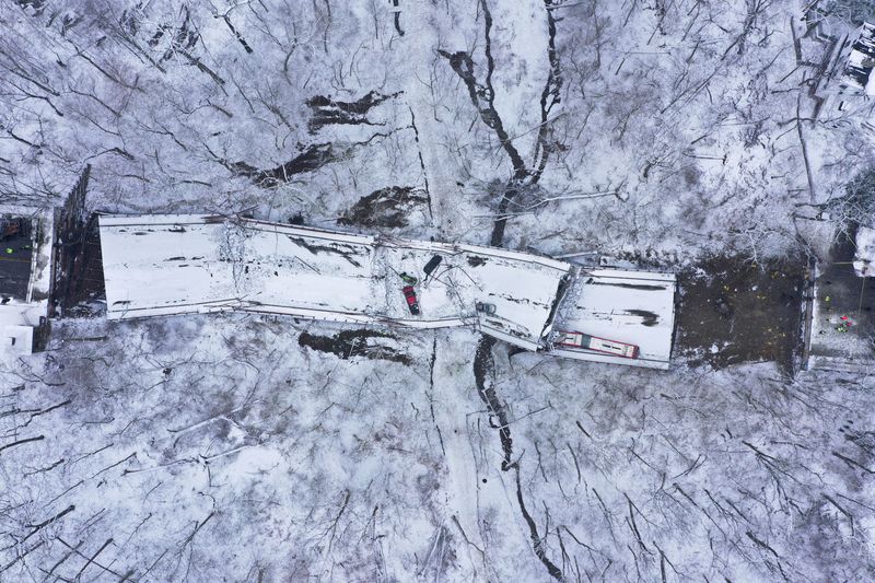 © Reuters. Damaged vehicles are seen at the site of a collapsed bridge in Pittsburgh, Pennsylvania, U.S., January 28, 2022. Picture taken with a drone.  REUTERS/Drone Base