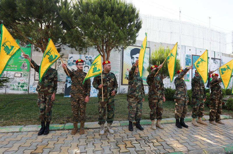 &copy; Reuters. أعضاء في حزب الله يحملون علم الحزب في جنوب لبنان يوم 25 مايو ايار 2021. تصوير: عزيز طاهر - رويترز. 