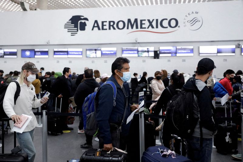 &copy; Reuters. Passengers queue as they wait for flights Grupo Aeromexico flights  at Benito Juarez International Airport in Mexico City, Mexico January 10, 2022. REUTERS/Luis Cortes