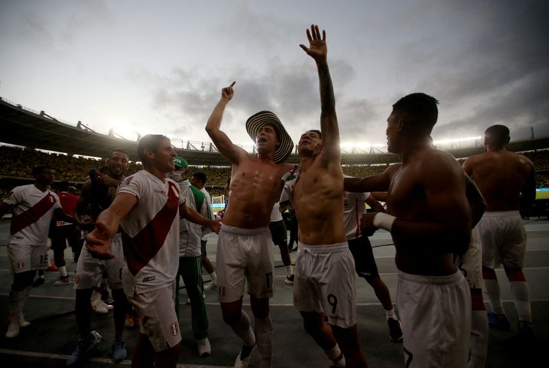 &copy; Reuters. لاعبو منتخب بيرو  يحتفلون بعد مباراتهم أمام كولومبيا في بارانكويلا يوم الجمعة. تصوير: لويزا جونزاليس - رويترز.