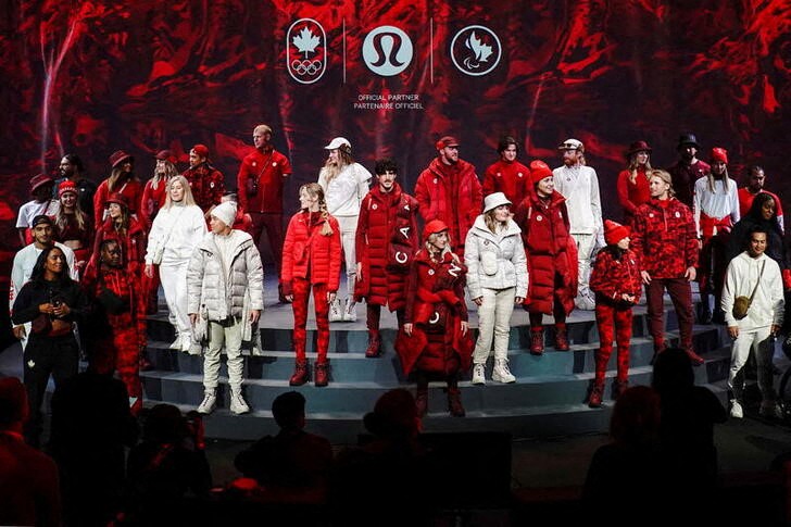 &copy; Reuters. 　１月２８日、カナダ・オリンピック委員会（ＣＯＣ）は、北京冬季五輪に向けて現地入りした選手団から５人が新型コロナウイルスのプロトコル入りしたと発表した。写真はカナダ代表の