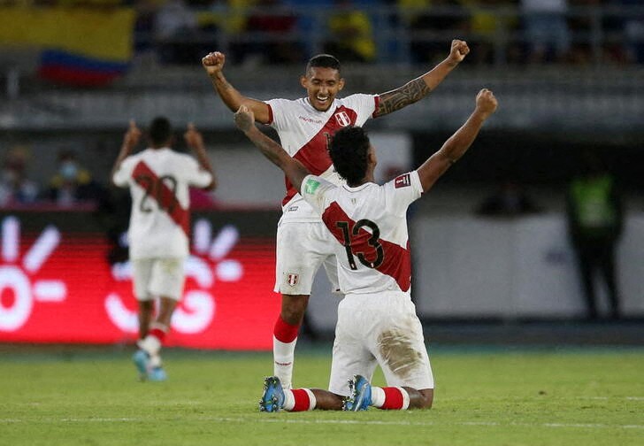 &copy; Reuters. 　サッカーの２０２２年Ｗ杯カタール大会南米予選、ペルーは敵地でコロンビアを１─０で下した。写真は勝利を祝うペルーの選手たち（２０２２年　ロイター）