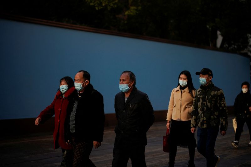 &copy; Reuters. أفراد يضعون كمامات للوقاية من فيروس كورونا في شنغهاي يوم 30 ديسمبر كانون الأول 2021. تصوير: آلي سونج - رويترز. 