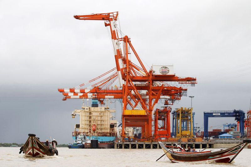 © Reuters. A view of the Myanmar industrial port terminal at the banks of the Hlaing river in Yangon, June 9, 2016. REUTERS/Soe Zeya Tun