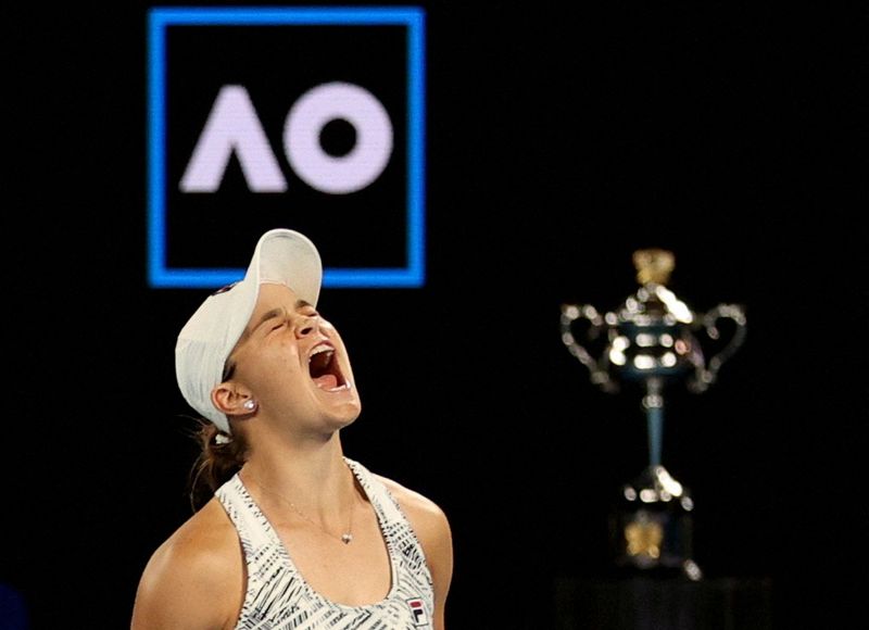 &copy; Reuters. لاعبة التنس الأسترالية آشلي بارتي تحتفل بفوزها في المباراة النهائيلة لبطولة أستراليا المفتوحة أمام الأمريكية دانييل كولينز في ملبورن يوم 