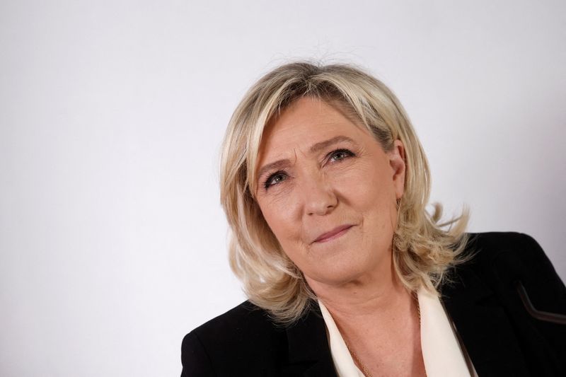 &copy; Reuters. Confrontée à plusieurs défections de proches partis rejoindre Eric Zemmour et sonnée vendredi par les propos ambigus de sa nièce Marion Maréchal, la candidate du Rassemblement nationale (RN) Marine Le Pen (photo) a fermement invité samedi "ceux qui