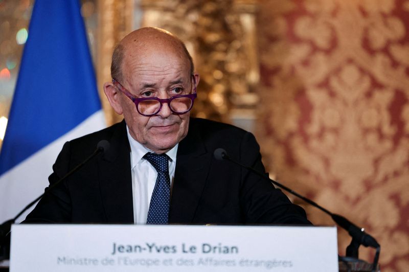 &copy; Reuters. وزير الخارجية الفرنسي جان إيف لو دريان خلال مؤتمر صحفي في باريس يوم الجمعة. صورة لرويترز من ممثل لوكالات الأنباء.