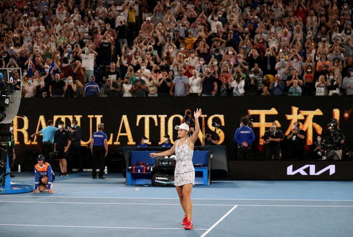 &copy; Reuters. Los asistentes en Melbourne Park aplauden felices a la tenista Ash Barty, que se impuso sobre la estadounidense Danielle Collins para llevarse el título del Abierto de Australia. Enero 29, Melbourne. REUTERS/Loren Elliott