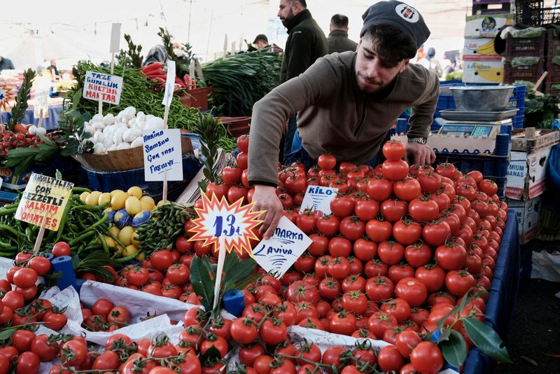 &copy; Reuters. بائع يقوم بترتيب الخضراوات في احد أسواق الشارع في إسطنبول في صورة من أرشيف رويترز. 