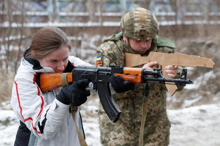 &copy; Reuters. Nuevos reservistas realizan ejercicios de defensa después de unirse a las Fuerzas de Defensa Territorial de Ucrania, en las afueras de Kiev. Enero 29, 2022.  REUTERS/Valentyn Ogirenko