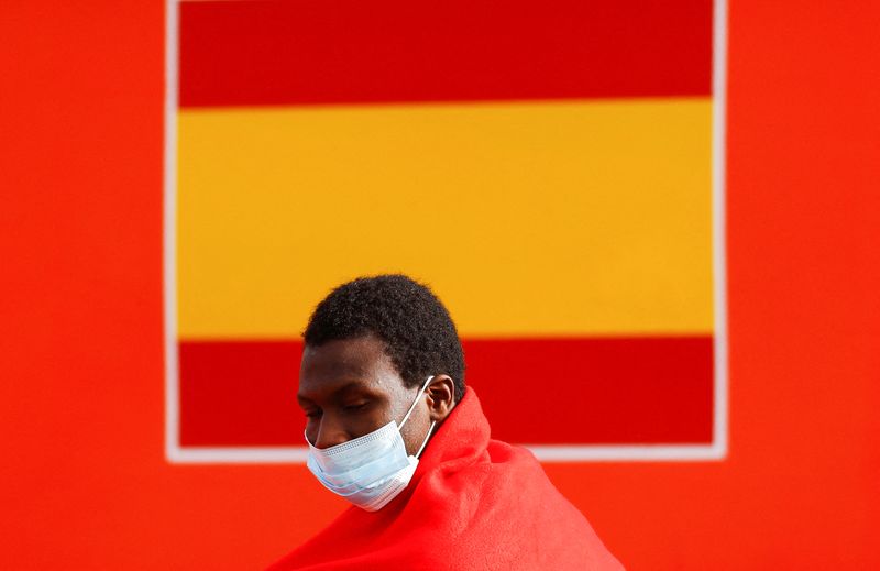 © Reuters. A migrant walks to a Red Cross tent after landing from a Spanish Coast Guard vessel, in the port of Arguineguin, in the island of Gran Canaria, Spain, January 29, 2022. REUTERS/Borja Suarez