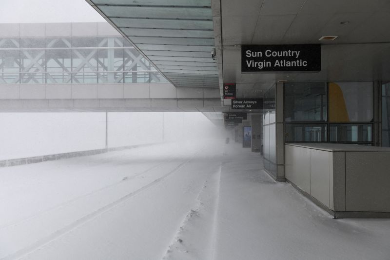 © Reuters. Terminal E at Boston Logan International Airport stands mostly empty during a powerful Nor'easter storm in Boston, Massachusetts, U.S., January 29, 2022. REUTERS/Nicholas Pfosi