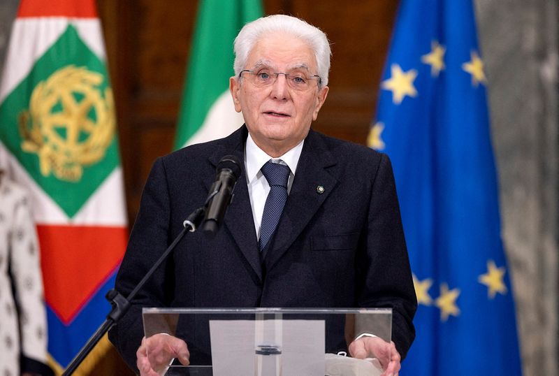© Reuters. Italian President Sergio Mattarella gives a speech after being re-elected by lawmakers for a second term, in Rome, Italy January 29, 2022. Italian Presidency/Paolo Giandotti/Handout via REUTERS THIS IMAGE HAS BEEN SUPPLIED BY A THIRD PARTY.