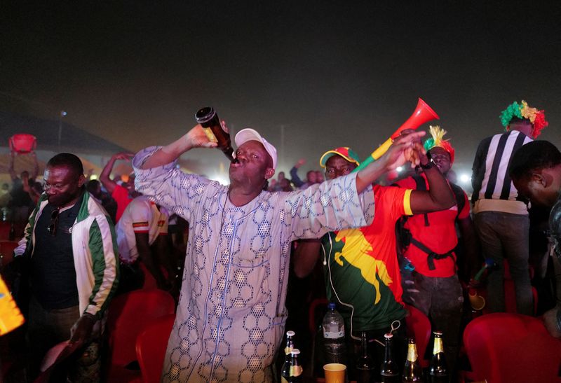 © Reuters. جماهير بوركينا فاسو يحتفلون بالفوز على تونس في كأس الأمم الأفريقية في واجادوجو يوم السبت. تصوير: زهرة بنسمرة - رويترز