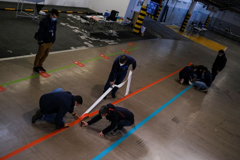 &copy; Reuters. Volunteers prepare a polling station at an auto repair shop for the snap elections, in Lisbon, Portugal, January 29, 2022. REUTERS/Pedro Nunes