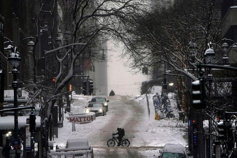 &copy; Reuters. Le blizzard s'est abattu samedi sur le nord-est des Etats-Unis, recouvert d'une épaisse couche de neige atteignant par endroits plus de 60 centimètres et contraignant les gouverneurs des Etats de New York, du New Jersey ou du Massachusetts à déclarer 