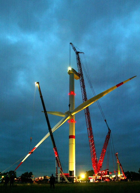 &copy; Reuters. FILE PHOTO: Cranes lift up the rotor of a giant wind generator in Brunsbuettel about 60 km north-west of the northern German city of Hamburg October 1, 2004.  REUTERS/Christian Charisius/File Photo