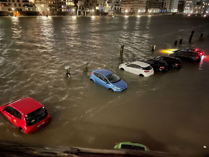 &copy; Reuters. موقف سيارات غمرته المياه في هامبورج يوم السبت. صورة حصلت عليها رويترز من مواقع التواصل الاجتماعي. (يحظر إعادة بيع أو الاحتفاظ بالصورة في الأ