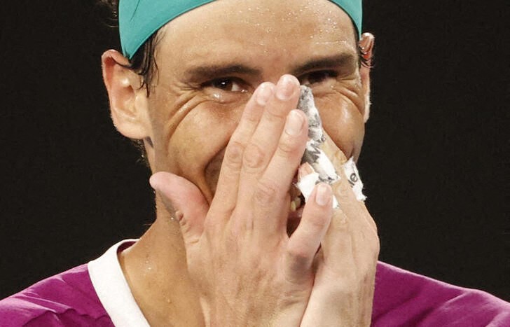 &copy; Reuters. Rafa Nadal sonrie emocionado tras ganar al ruso Daniil Medvedev en la final del Abierto de Australia en Melbourne Park. Enero 30, 2022. REUTERS/Asanka Brendon Ratnayake