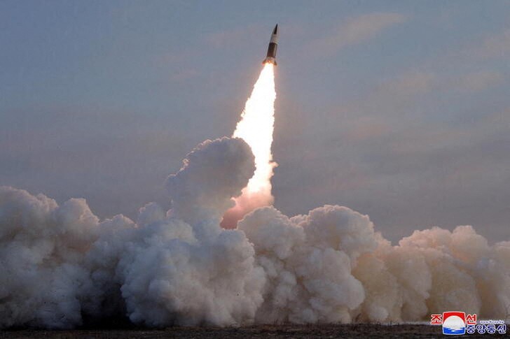 &copy; Reuters. Corea del Norte lanza un misil guiado desde una ubicación desconocida. Foto divulgada el 17 de enero 2022 por la agencia de noticias estatal KCNA. ATENCIÓN EDITORES: ESTA IMAGEN FUE PROVISTA POR UNA TERCERA PARTE. 