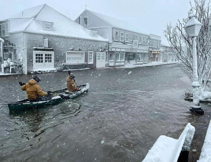 &copy; Reuters. Los estudiantes de una secundaria en Nantucket se trasladan en una canoa en plena calle de la isla situada en Massachusetts, luego de una intensa tormenta de nieve. Enero 30, 2022. ,  Ian Williams/via REUTERS  