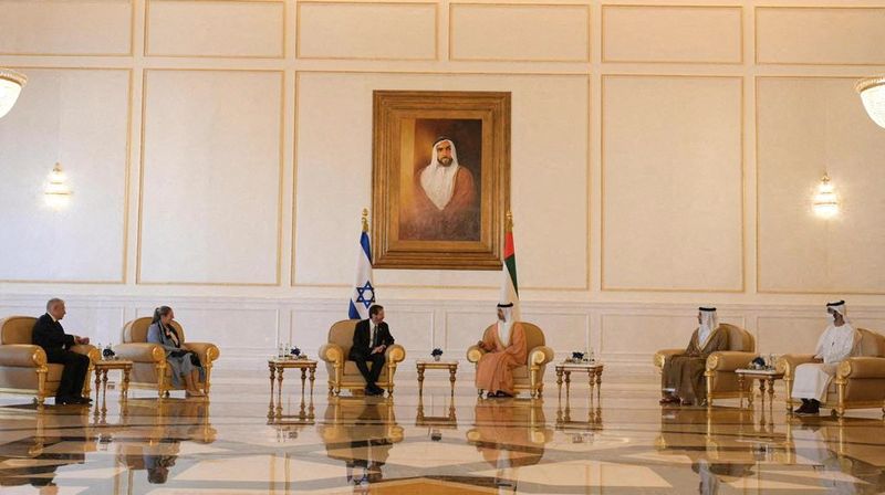 © Reuters. الرئيس الإسرائيلي إسحق هرتزوج خلال محادثات مع وزير الخارجية الإماراتي الشيخ عبد الله بن زايد آل نهيان في أبو ظبي يوم الأحد. صورة لرويترز من المكتب الإعلامي للحكومة الاسرائيلية. 