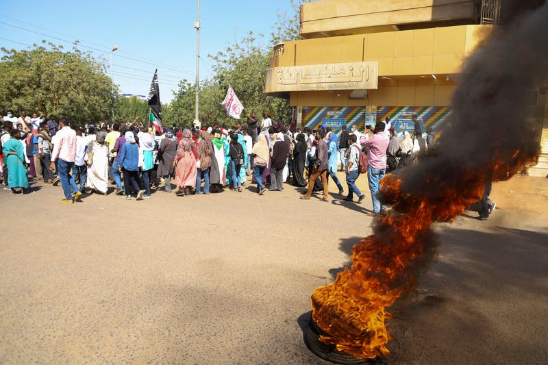 © Reuters. دخان يتصاعد من اطارات محترقة خلال احتجاج ضد الحكم العسكري في العاصمة السودانية الخرطوم يوم الأحد. تصوير:رويترز.