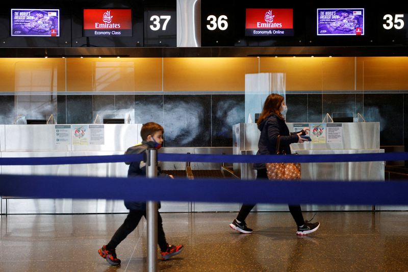 © Reuters. مكتب الوصول الخاص بطيران الإمارات مغلق في مطار لوجان ببوسطن بولاية ماساتشوستس الأمريكية يوم 19 يناير كانون الثاني 2022. تصوير:رويترز.