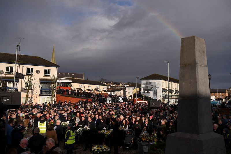 &copy; Reuters. أشخاص يحضرون قداسا في ذكرى مرور 50 عاما على "الأحد الدامي"  أحد الأيام الحاسمة في الصراع بأيرلندا الشمالية في لندنديري يوم الأحد. تصوير:رويترز