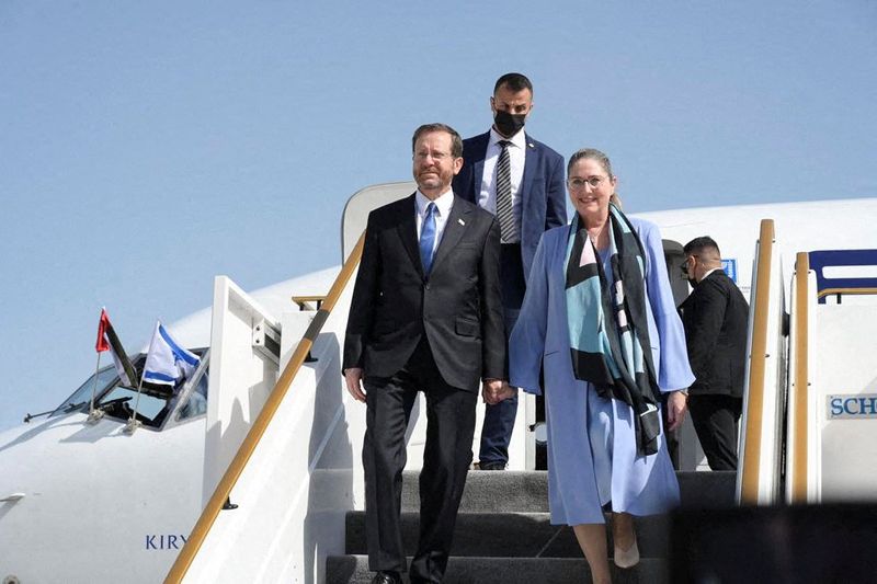 &copy; Reuters. الرئيس الإسرائيلي إسحق هرتزوج وزوجته لدى وصولهما إلى أبوظبي يوم الأحد. صورة لرويترز من المكتب الصحفي للحكومة.