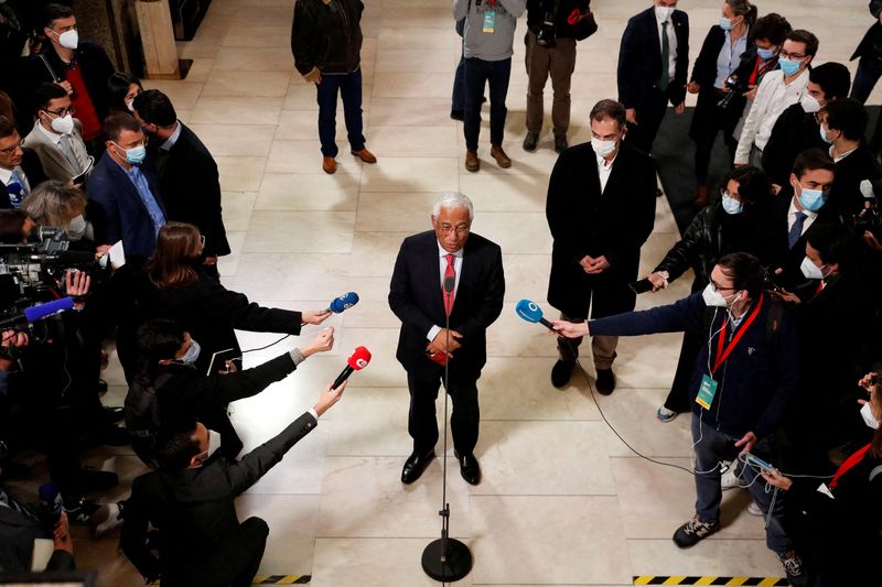 © Reuters. رئيس الوزراء البرتغالي أنطونيو كوستا يتحدث لوسائل الإعلام قبل الإعلان عن نتائج الانتخابات العامة في لشبونة يوم الأحد. تصوير: بيدرو نونز - رويترز