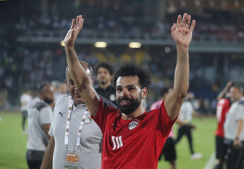 &copy; Reuters. 　サッカーのアフリカ選手権は３０日、各地で準々決勝を行い、エジプトとセネガルが４強入りを果たした。写真中央はエジプトのモハメド・サラー（２０２２年　ロイター）