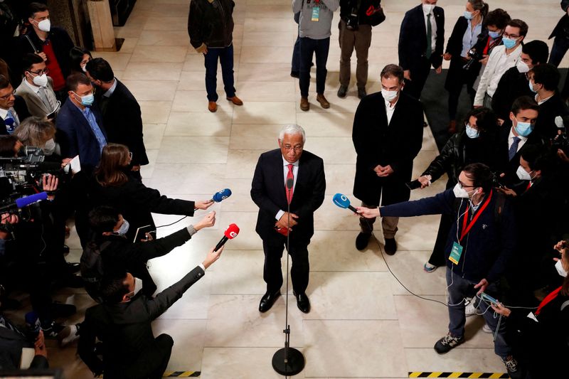 &copy; Reuters. رئيس الوزراء البرتغالي أنطونيو كوستا يتحدث لوسائل الإعلام قبل الإعلان عن نتائج الانتخابات العامة في لشبونة يوم الأحد. تصوير: بيدرو نونز - رو