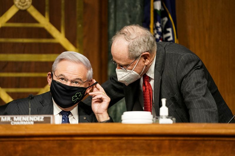 &copy; Reuters. ウクライナ問題を巡り、米上院議員らが対ロシア制裁法案の合意にかなり近づいている。写真はメネンデス委員長（左）とリッシュ議員。２０２１年３月、ワシントンで撮影（２０２２年　