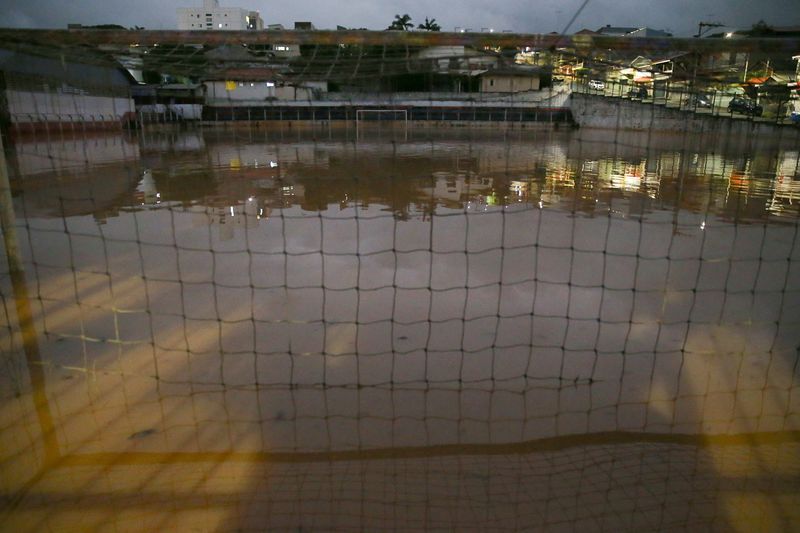 &copy; Reuters. ملعب كرة قدم غمرته مياه الفيضانات بعد هطول أمطار غزيرة في كاييراس بالبرازيل يوم الأحد. تصوير: كارلا كارنيل - رويترز