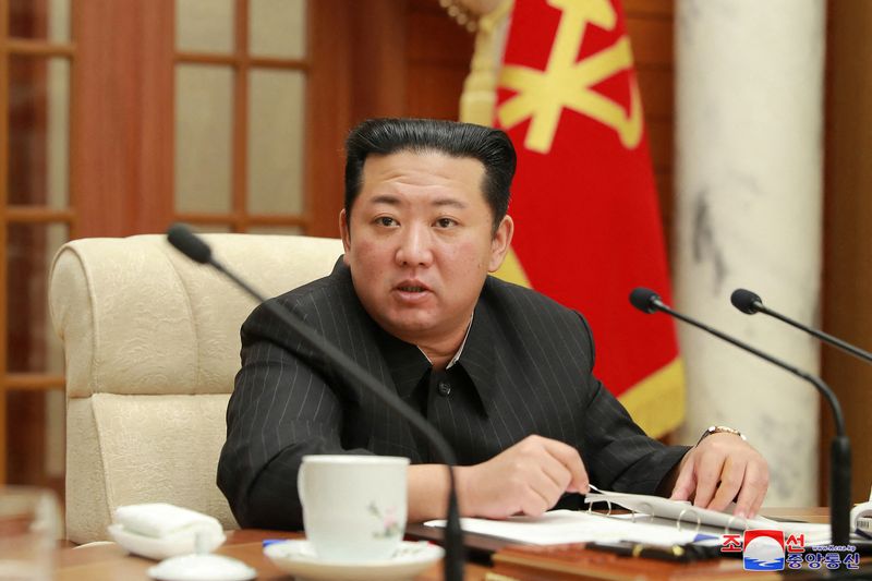 &copy; Reuters. الزعيم الكوري الشمالي كيم جونج أون لدى حضوره اجتماع حزب العمال الحاكم في بيونجيانج يوم 19 يناير كانون الثاني 2022 في صورة نشرتها وكالة الأنباء 