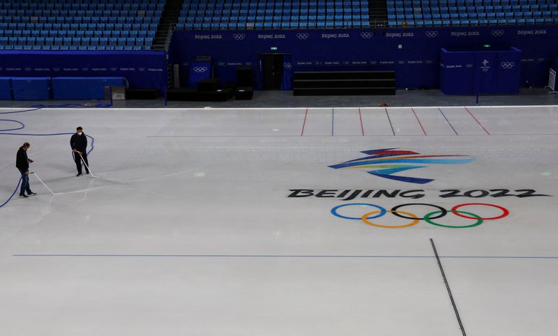 © Reuters. Staff members make ice at the Capital Indoor Stadium, a venue for Figure Skating and Short Track, inside a closed loop area designed to prevent the spread of the coronavirus disease (COVID-19) ahead of the Beijing 2022 Winter Olympics in Beijing, China, January 12, 2022. REUTERS/Pawel Kopczynski